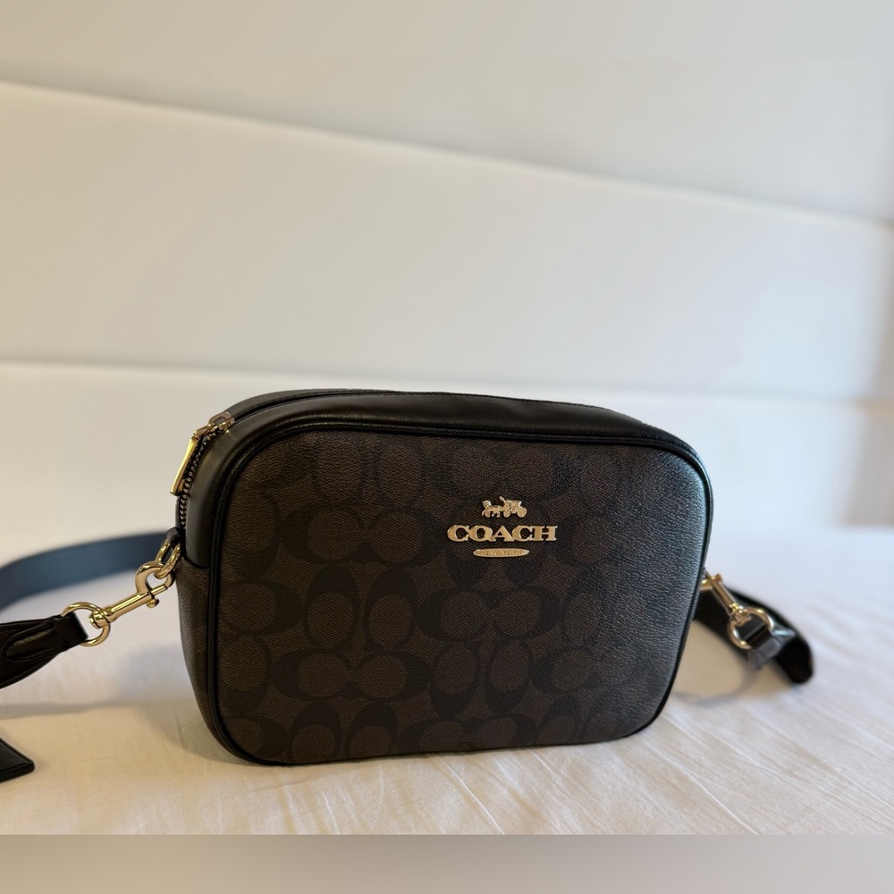 Coach Mini Jamie Camera Bag
Monogram Canvas Brown Black Leather
Crossbody - Picture 2 of 14